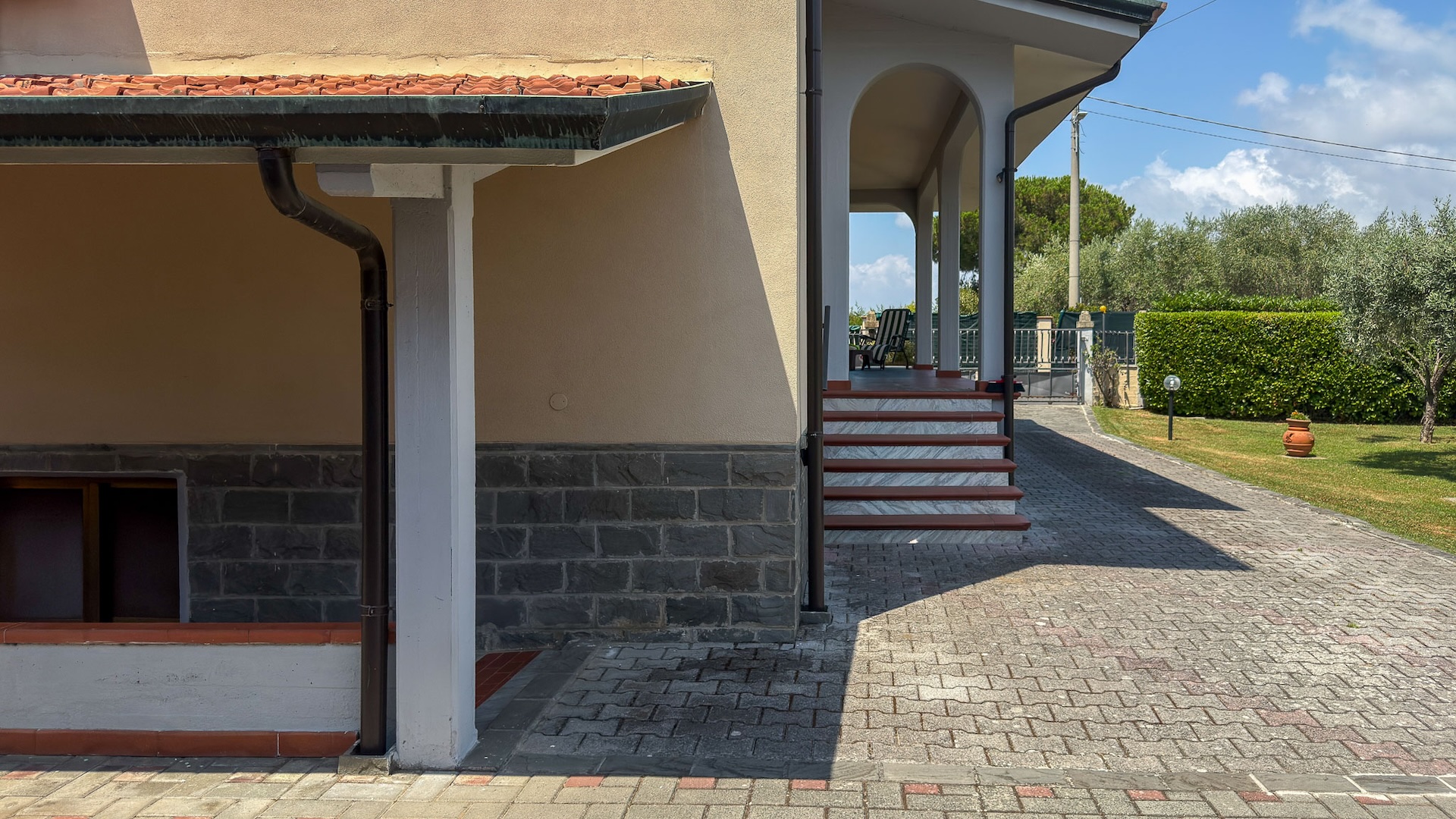 Portico ad archi al piano terra della villa