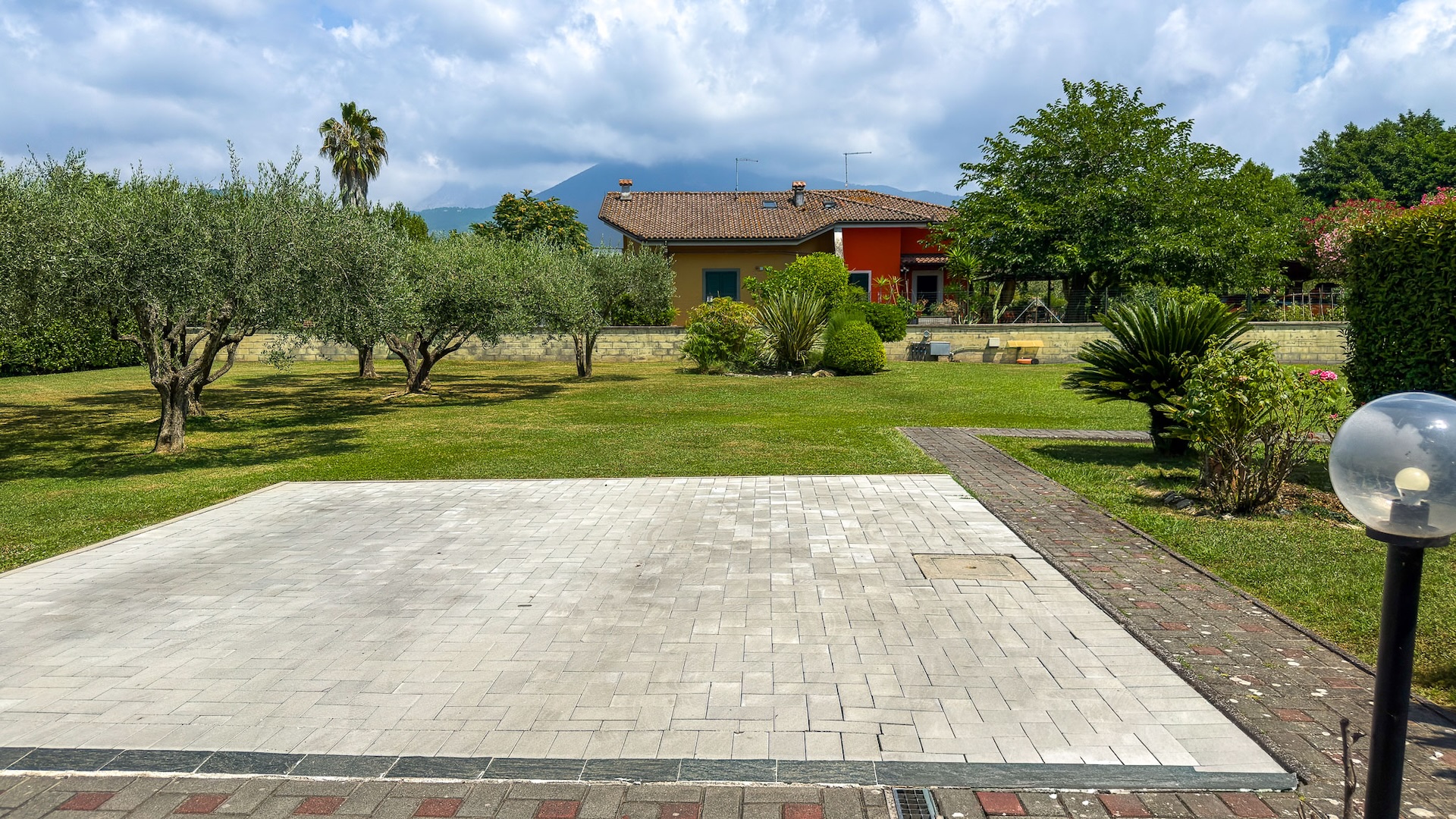 Parcheggio scoperto per le auto nel giardino