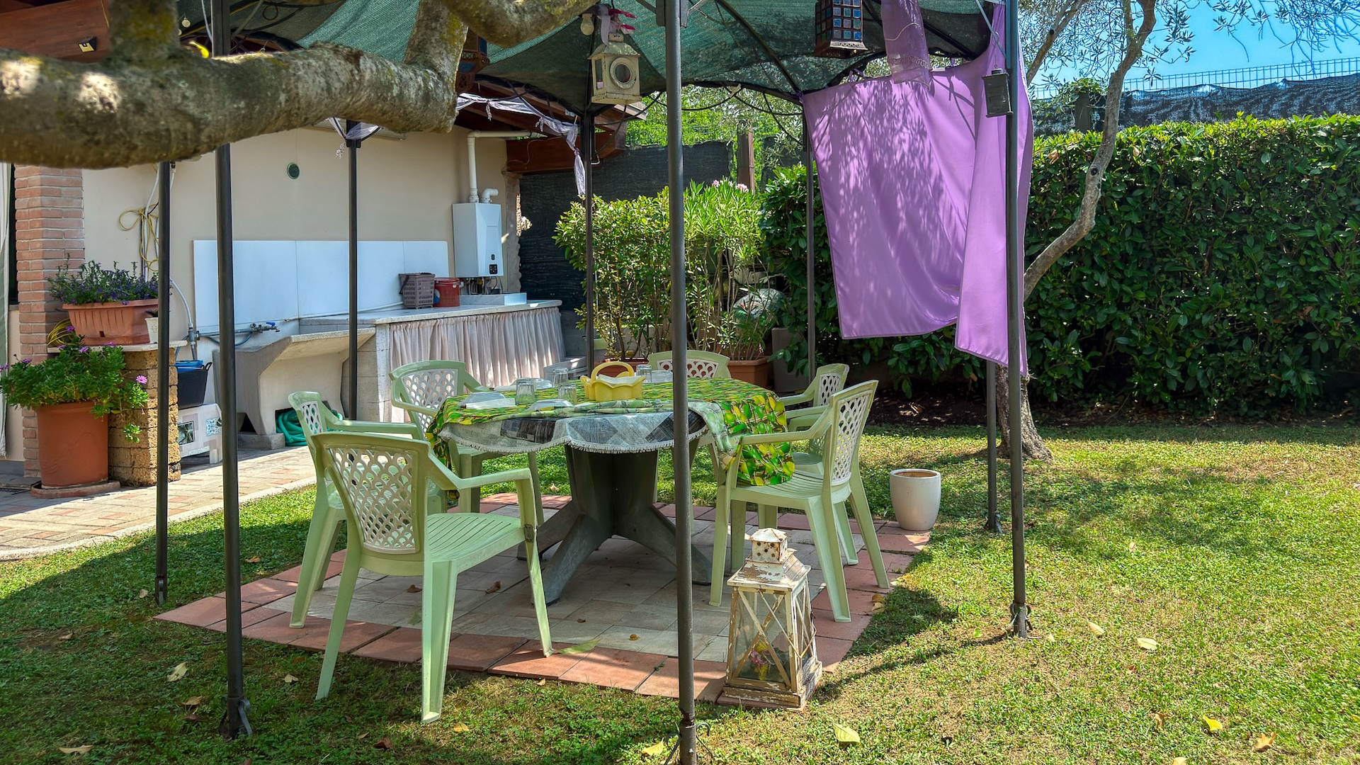 Zona cottura esterna sotto il gazebo accanto alla piscina