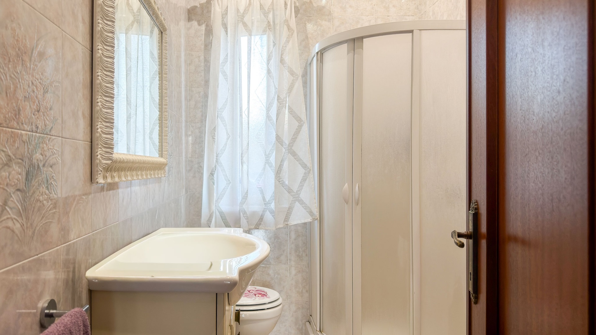 Bagno con doccia dell’appartamento al piano terra