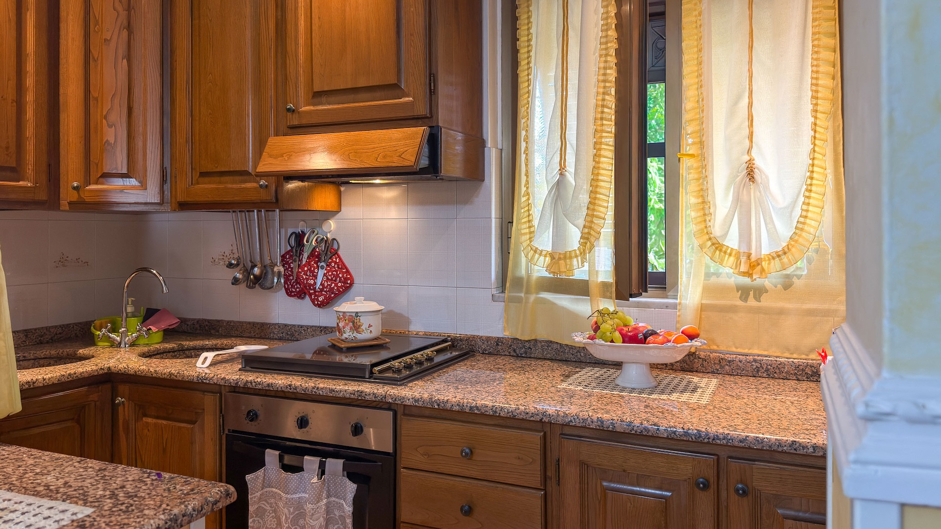 Cucinotto in legno con piano in granito, appartamento piano terra
