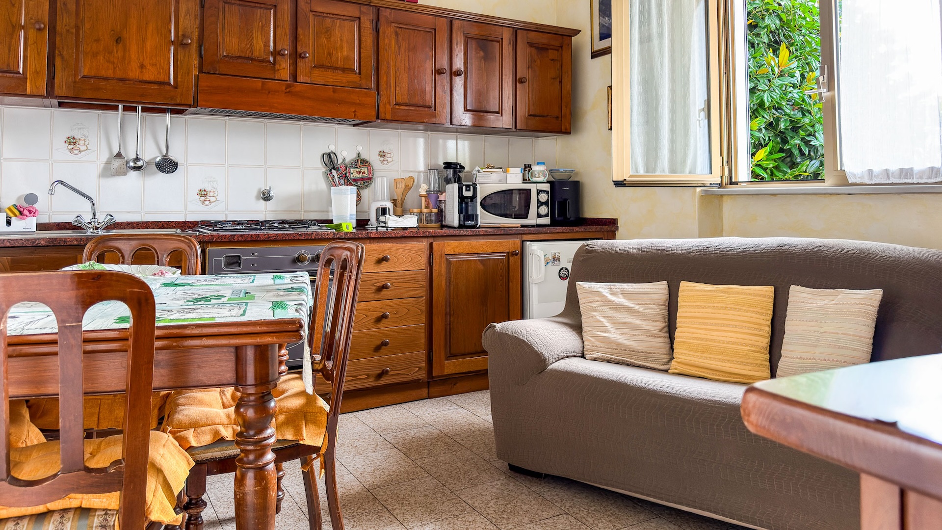 Sala con angolo cottura della porzione indipendente con ingresso proprio
