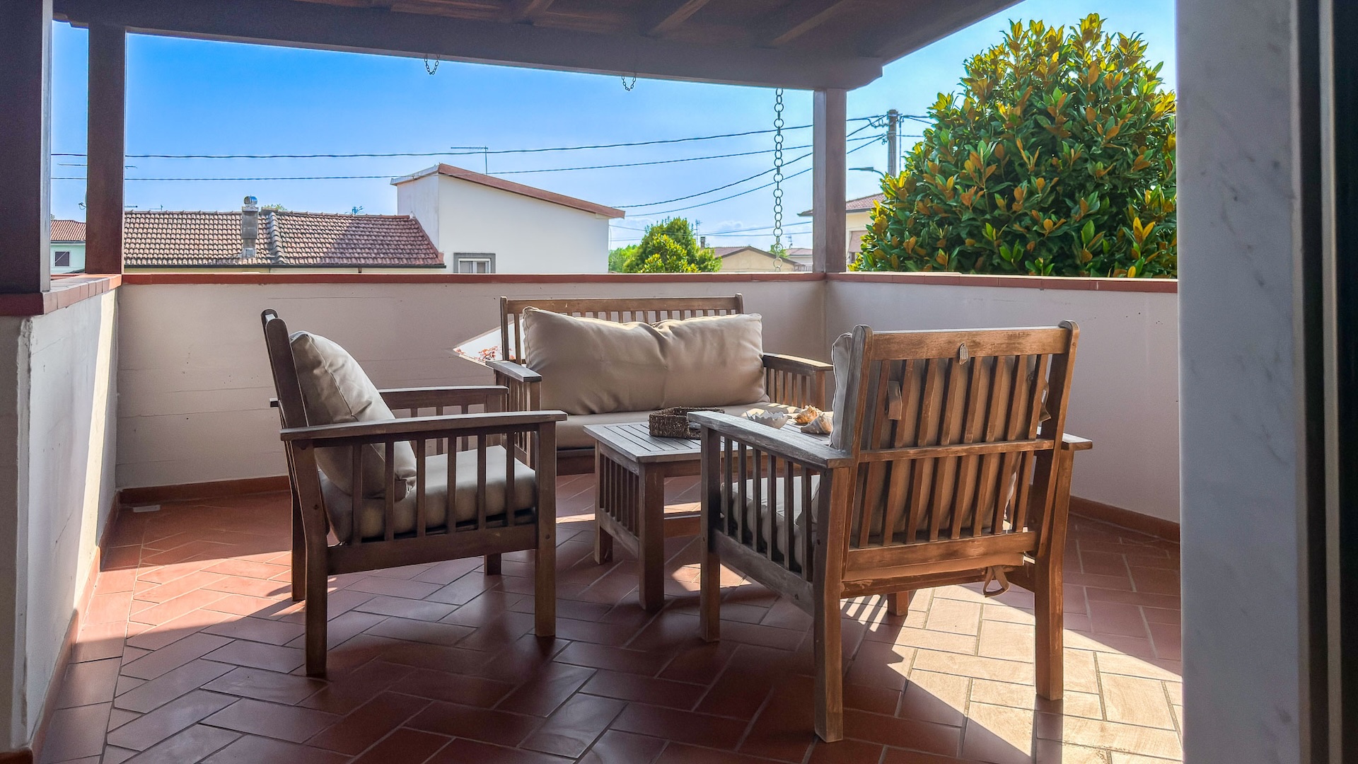 Terrazza vivibile arredata al primo piano, Massa