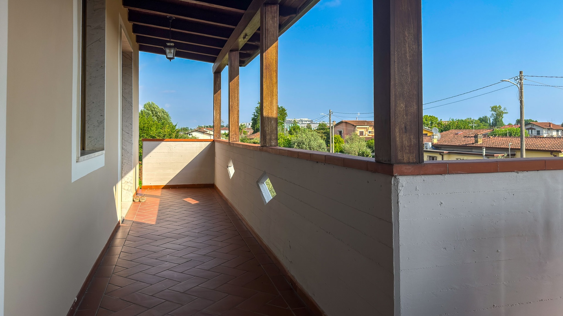 Loggiato coperto del primo piano con vista sui tetti