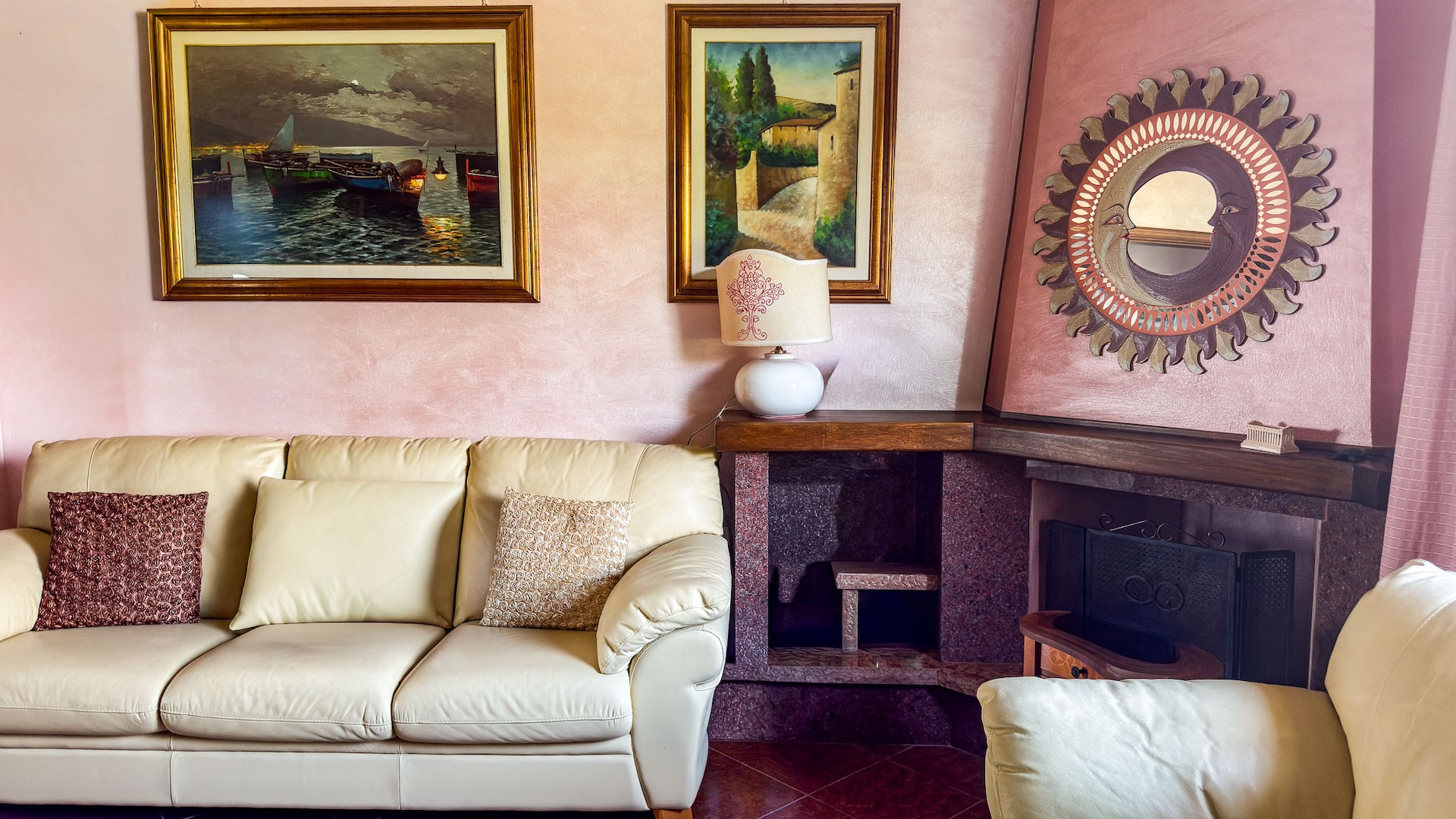 Sala con camino al primo piano della villa