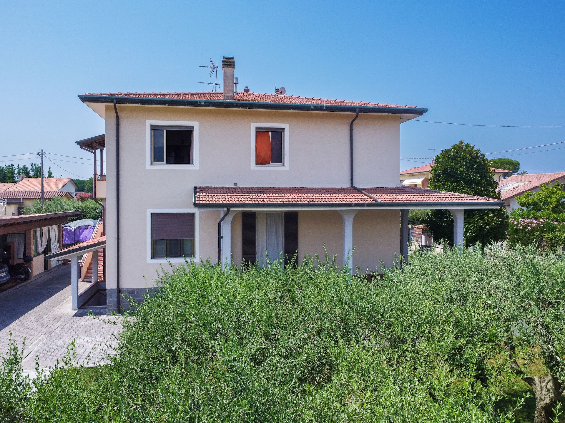 Villa singola con uliveto in via Ospedaletto a Massa, facciata principale
