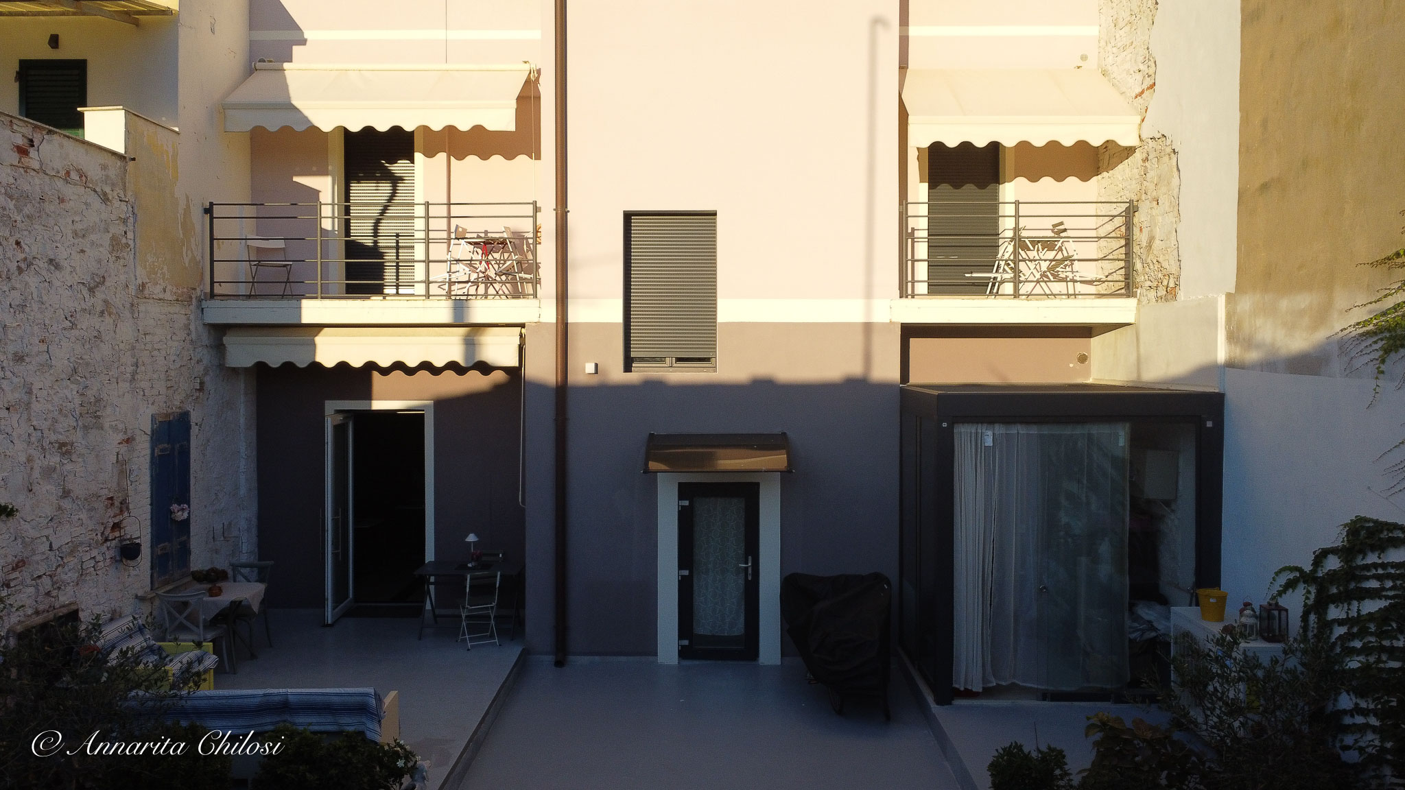 Facciata interna della casa viareggina in Via Puccini a Viareggio
